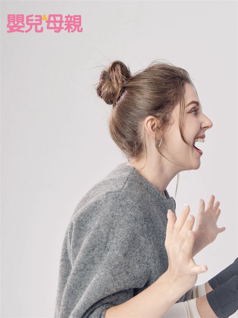 網紅莎白拍攝雜誌。（圖／嬰兒與母親雜誌提供）