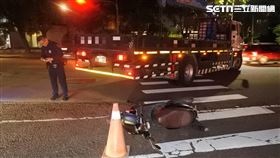 憾事,跨年夜,祖孫,騎機車,大貨車,右轉,輾斃,台中,車禍,死亡（圖／翻攝畫面）