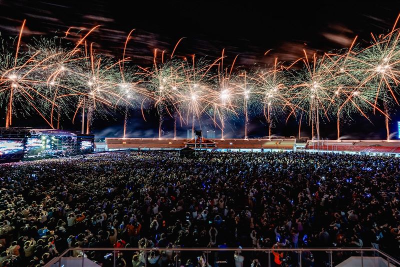 睽違12年雲林再度舉辦大型跨年晚會，昨(31)晚在雲林縣立田徑場登場，引發網友討論的是，昨晚的焰火秀第一首背景音樂竟然是用動畫「烏龍派出所」配樂。（圖／翻攝自雲林縣政府）