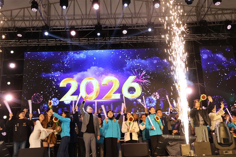 睽違12年雲林再度舉辦大型跨年晚會，昨(31)晚在雲林縣立田徑場登場，引發網友討論的是，昨晚的焰火秀第一首背景音樂竟然是用動畫「烏龍派出所」配樂。（圖／翻攝自雲林縣政府）