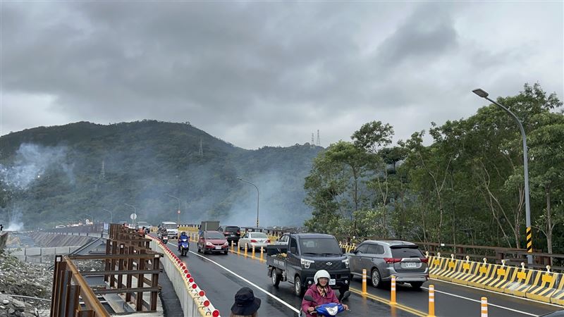馬太鞍溪鋼便橋維持雙向各1快1慢車道，改道初期請用路人行經該路段依現場管制人員指示通行，速限40公里/小時。（圖／公路局提供）