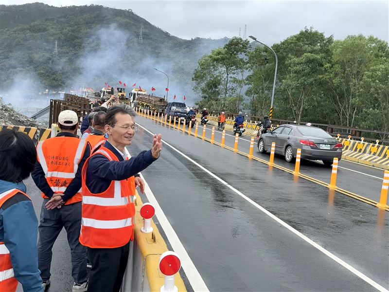 公路局林福山局長今日親自到場慰勉所屬東分局同仁及廠商，並視察鋼便橋通車前的交通安全檢查。（圖／公路局提供）
