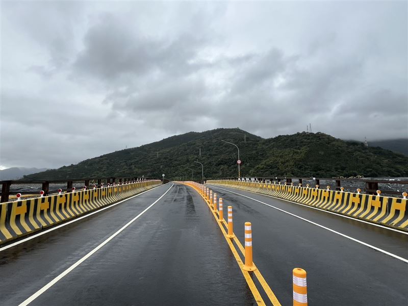 馬太鞍溪鋼便橋「元旦提前通車」速限40公里。（圖／公路局提供）