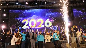 睽違12年雲林再度舉辦大型跨年晚會，昨(31)晚在雲林縣立田徑場登場，引發網友討論的是，昨晚的焰火秀第一首背景音樂竟然是用動畫「烏龍派出所」配樂。（圖／翻攝自雲林縣政府）