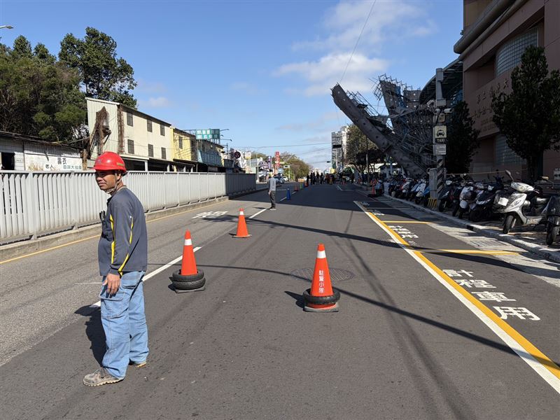 台中榮總第二醫療大樓旁工地鷹架圍籬傾倒，相關單位到場實施交管。（圖／翻攝畫面）