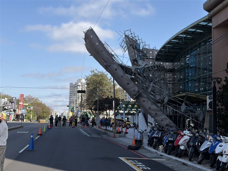 台中榮總第二醫療大樓旁工地鷹架圍籬傾倒，相關單位到場實施交管。（圖／翻攝畫面）