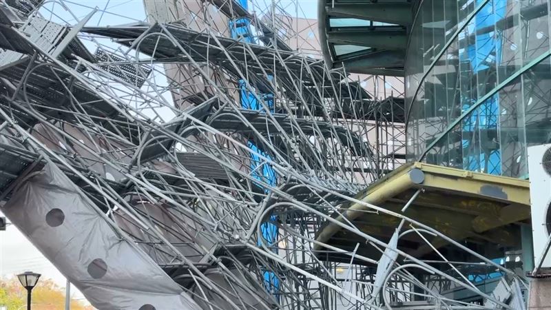 台中榮總第二醫療大樓旁工地，疑因強風吹襲導致鷹架圍籬傾倒。（圖／翻攝畫面）