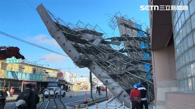 台中榮總第二醫療大樓旁工地，疑因強風吹襲導致鷹架圍籬傾倒。（圖／翻攝畫面）