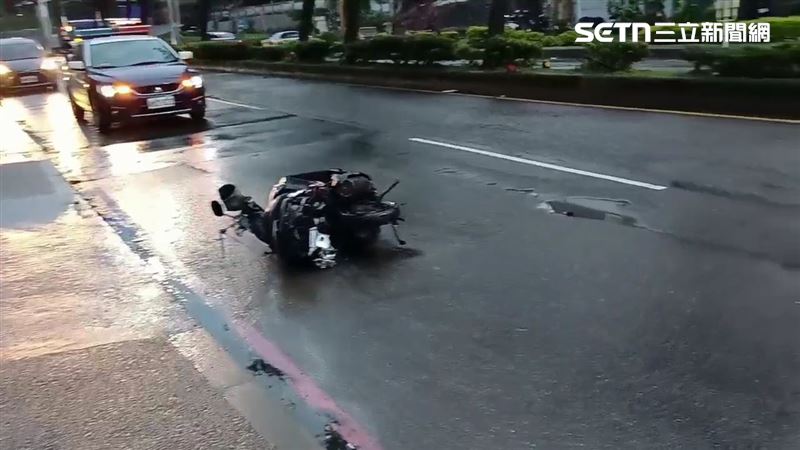 台北市中山清潔隊毛姓隊員騎車行經淡水紅毛城時遭撞身亡。（圖／翻攝畫面）