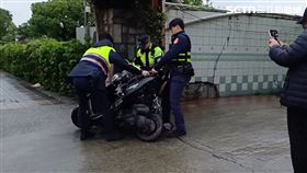 台北市中山清潔隊毛姓隊員騎車行經淡水紅毛城時遭撞身亡。（圖／翻攝畫面）