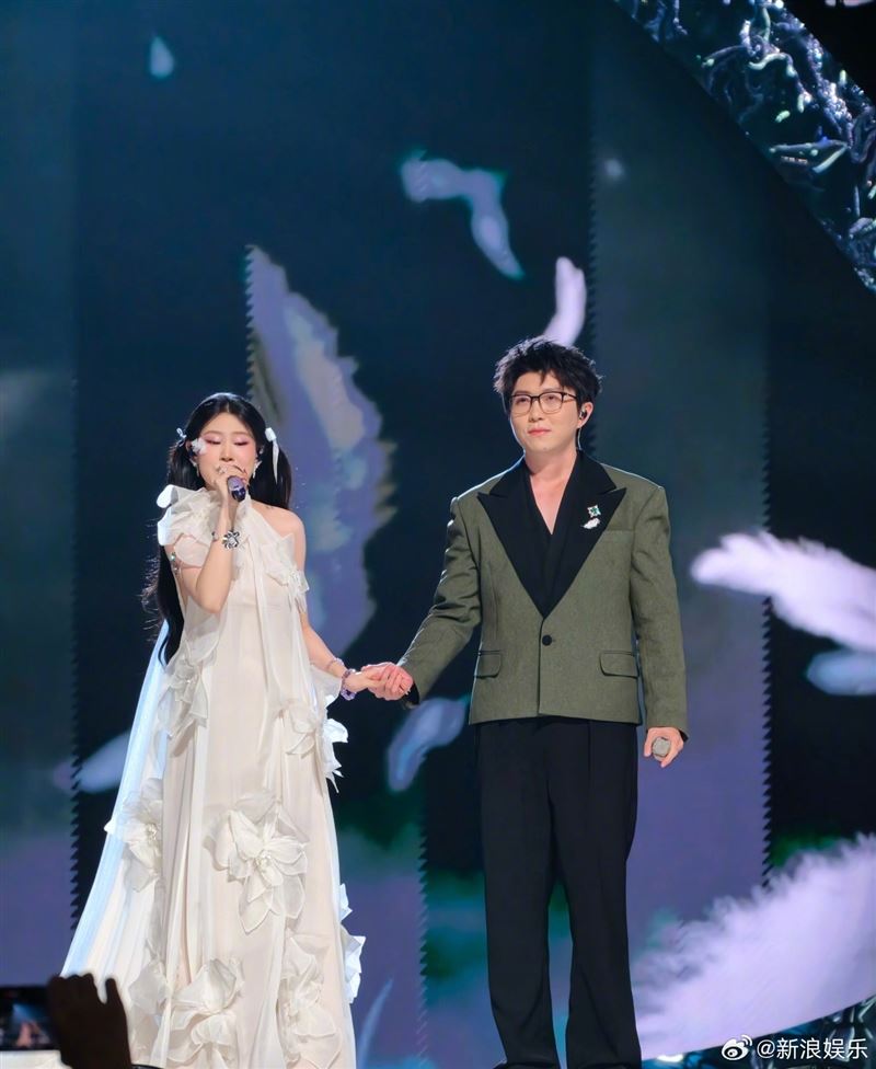 中國歌手沈佳潤(左)與毛不易合唱〈不染〉,卻走音翻車。(圖/翻攝自微博)