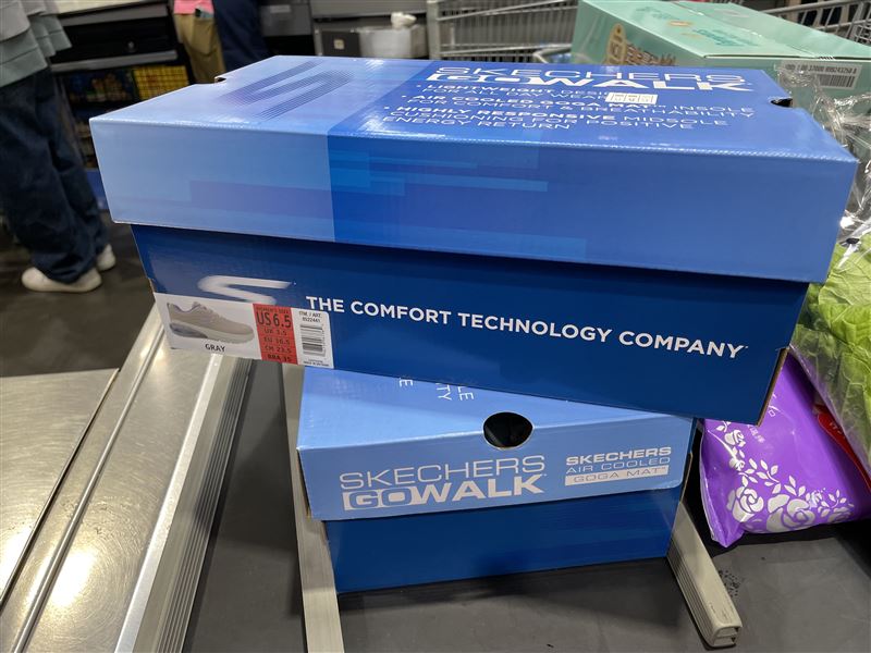 好市多販售的女性SKECHERS運動鞋，由於免綁鞋帶，穿脫方便，有人一次買2雙回家。（圖／記者施春美拍攝)