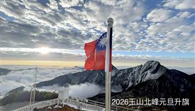 鄭明典分享玉山第一道曙光照，及全國海拔最高的升旗典禮。（圖／翻攝自鄭明典臉書）