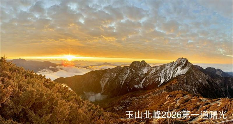 鄭明典分享玉山第一道曙光照。（圖／翻攝自鄭明典臉書）