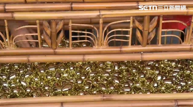 今年排隊前5000人還可領取「金雞蛋」，最大獎是15只1錢金戒指。（圖／翻攝畫面）