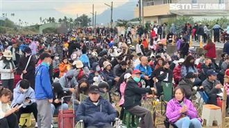 10萬人領馬年錢母！紫南宮人龍綿延7公里