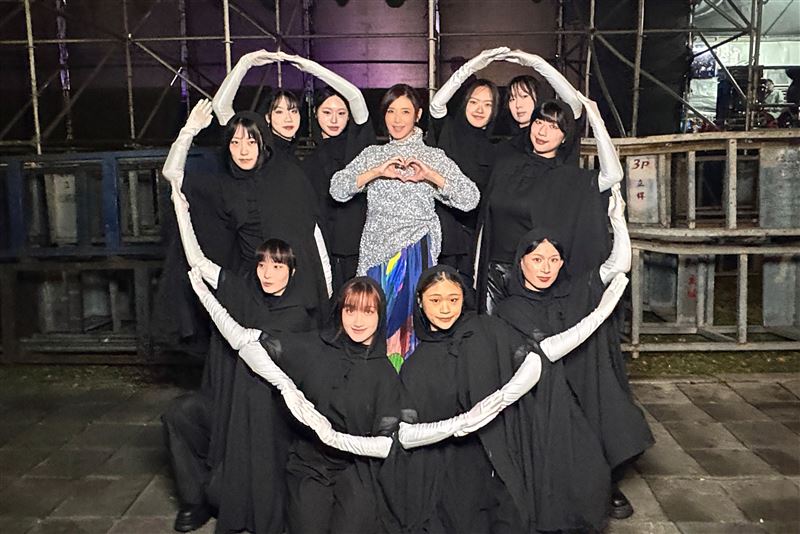 蘇慧倫首次挑戰「手形舞」直呼壓力山大。（圖／相信音樂提供）