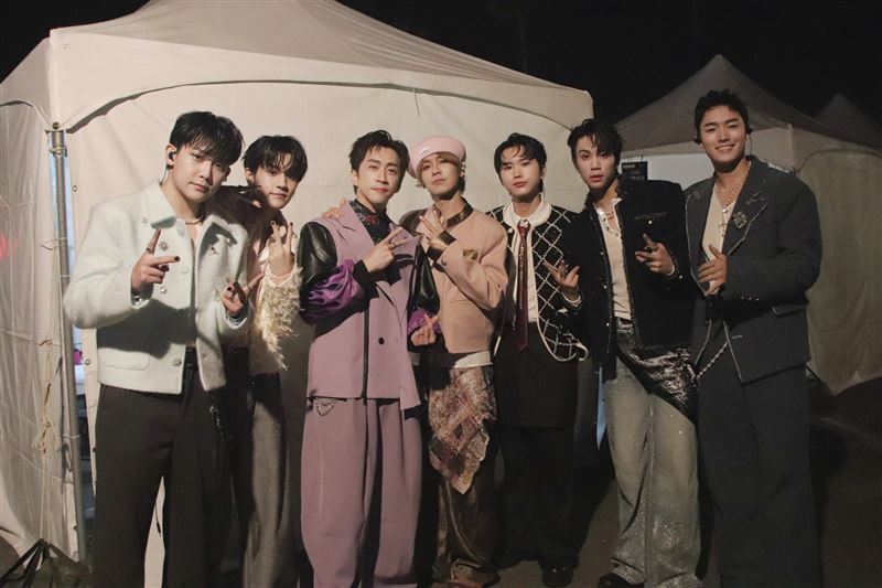 鼓鼓（左4）合體陳漢典（左3）、AcQUA源少年組成限定男團。（圖／相信音樂提供）