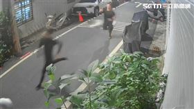 新北彭男（前）性侵女房客後逃離現場，盛男（後）尾隨一路緊追。（圖／翻攝畫面）
