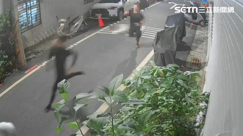 新北彭男（前）性侵女房客後逃離現場，盛男（後）尾隨一路緊追。（圖／翻攝畫面）