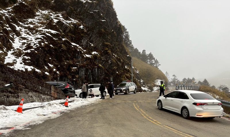 合歡山路邊仍有前波降雪殘冰，交通部公路局表示，台14甲線高海拔路段有降雪、路面結冰機率，因此台14甲線18公里處翠峰至41.5公里處大禹嶺路段，1日下午5時至2日上午7時預警封閉。（仁愛警分局提供）