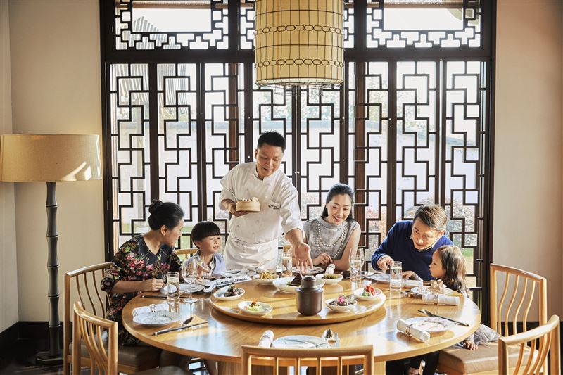 台北君悅除夕於總裁套房以上房型加開圍爐住宿專案，禮遇含雙人住宿一晚及除夕夜中式桌菜或自助餐選擇。（圖／飯店旅宿業者提供）