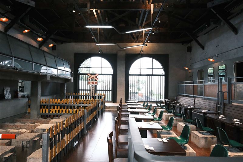 「機關車庫Tea House 1917」中保留了修車溝、水泥柱與工作臺，讓饕客在享用美食之餘，更能認識台東機關車庫的歷史。（圖／飯店旅宿業者提供）