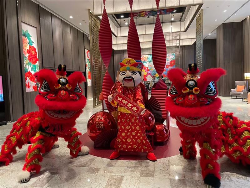 迎接農曆新年，板橋凱撒大飯店於春節期間於飯店前安排舞龍舞獅等民俗活動，營造熱鬧年節氛圍。（圖／飯店旅宿業者提供）