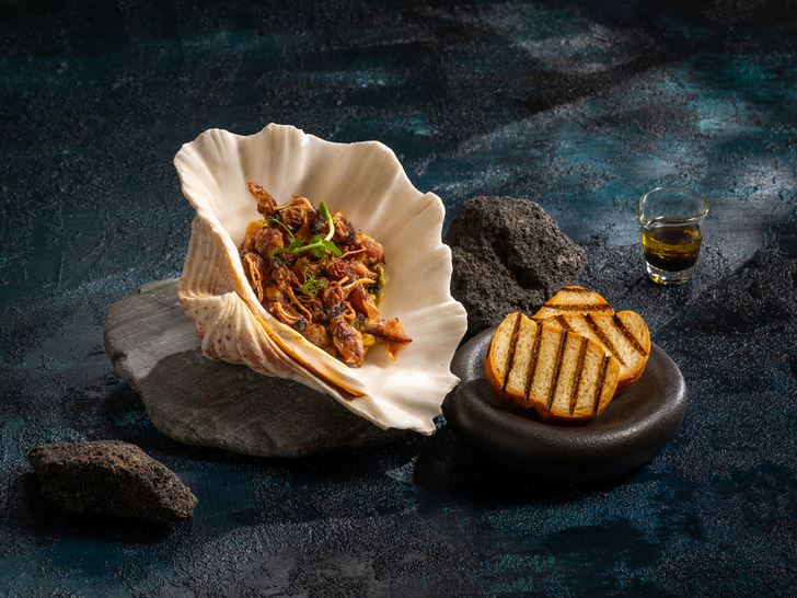 即日起至2026年3月，入住含早餐或一泊二食住房專案的旅客，可以179元加購限定海味&mdash;日本兵庫螢烏賊佐法棍一份。（圖／飯店旅宿業者提供）