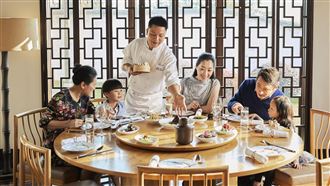 台北君悅除夕於總裁套房以上房型加開圍爐住宿專案，禮遇含雙人住宿一晚及除夕夜中式桌菜或自助餐選擇。（圖／飯店旅宿業者提供）