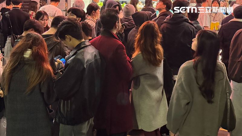 昨（31）日晚間起，陸續有消費者在《Threads》等平台發文表示，必勝客訂單大延誤，即便已事先選定取餐時段，仍到門市現場等候2至4小時不等。排隊示意圖，非當事店家。（圖／記者鍾釗榛攝影）