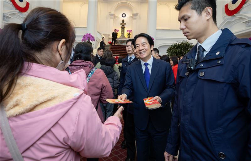 總統府元旦大開放，賴清德在總統府敞廳發送紅包袋給參觀民眾（圖／總統府提供）
