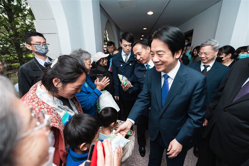 總統府元旦大開放，賴清德與參觀民眾親切互動（圖／總統府提供）