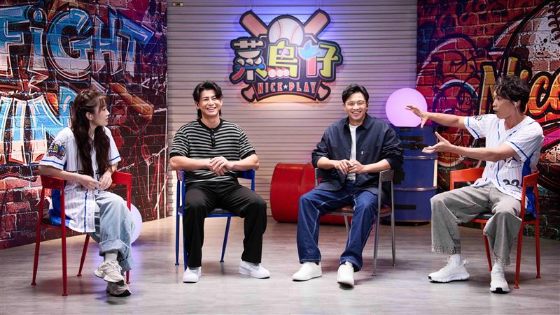 若潼（左起）、陳傑憲、吳念庭、黃鐙輝趁機當場拜師學藝，向兩位球星學習職棒技巧。（圖／公視台語台提供）
