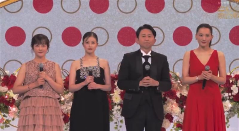 昨晚aespa演出後主持人有吉行及綾瀨遙並未發表任何即時評論。（圖／翻攝自紅白歌合戰官方X）