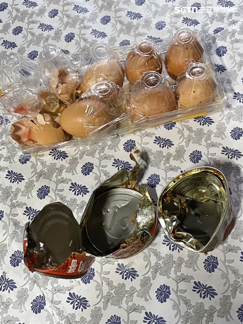 雞蛋、罐頭都被台灣黑熊翻出。（圖／林保署嘉義分署提供）