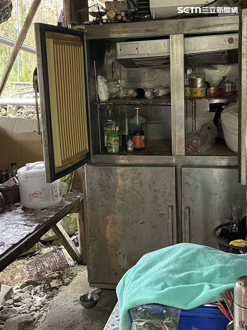 台灣黑熊入侵嘉義阿里山工寮，打開冰箱翻找食物。（圖／林保署嘉義分署提供）