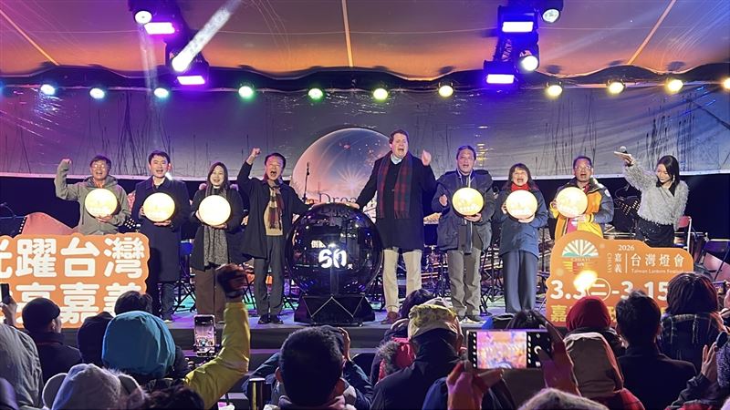 多位官員共同為燈會啟動倒數。（圖／嘉義縣政府提供）