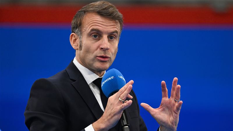 法國總統馬克宏力推孩童及青少年使用社群媒體的禁令。（圖／美聯社／達志影像）