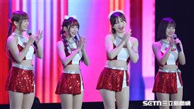 小龍女韓籍成員金娜妍（右2）登上臺北跨年晚會。（圖／記者鄭孟晃攝影）