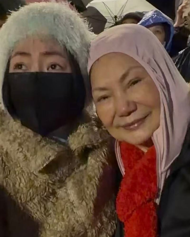 小S與S媽（右）跨年看煙火。（圖／翻攝自小S 徐熙娣臉書）