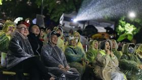 《愛情萬歲》主創團隊和觀眾一起在大安森林公園一邊看電影、一邊跨年。（圖／國家影視聽中心提供）