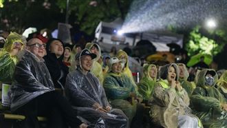 千人集結邊哭邊跨年　楊貴媚感動無人離場