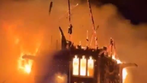 位於荷蘭阿姆斯特丹，擁有超過150年歷史的馮德爾教堂遭大火吞噬。（圖／翻攝自X平台 @ncole_r）