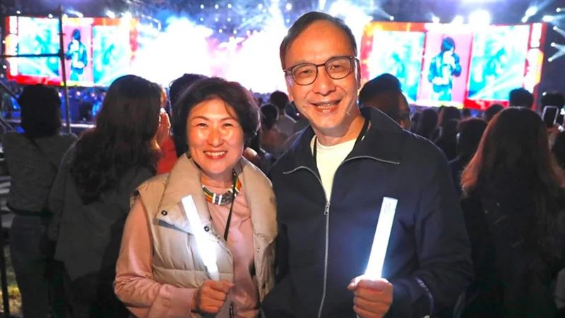 國民黨前主席朱立倫與台東縣長饒慶鈴跨年、迎接新年。（圖／翻攝自朱立倫臉書）