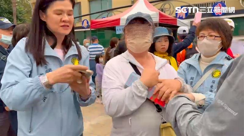 1.2萬個保溫瓶發放完畢改成發放「毛巾兌換券」，婦人爆氣怒罵公所人員。（圖／記者朱俊傑攝影）