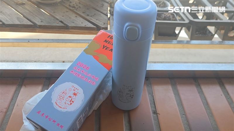 屏東市公所發放1.2萬個免費保溫瓶。（圖／記者朱俊傑攝影）