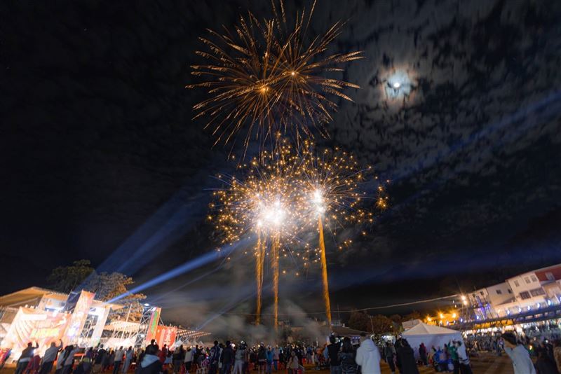 有煙火、有燈光，有好聽的音樂及強大的卡司，雖然遠在山城，仍吸引許多民眾前往。（圖／翻攝畫面）