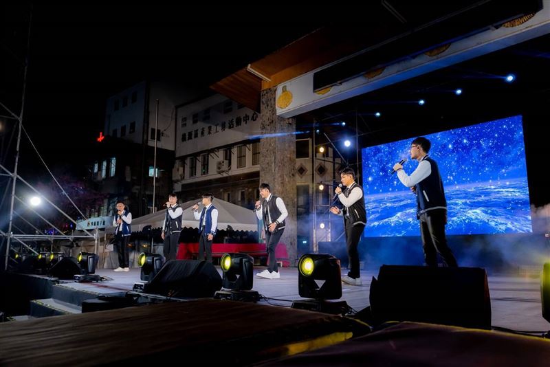 登台藝人賣力演出，給台下觀眾特別的跨年體驗。（圖／翻攝畫面）