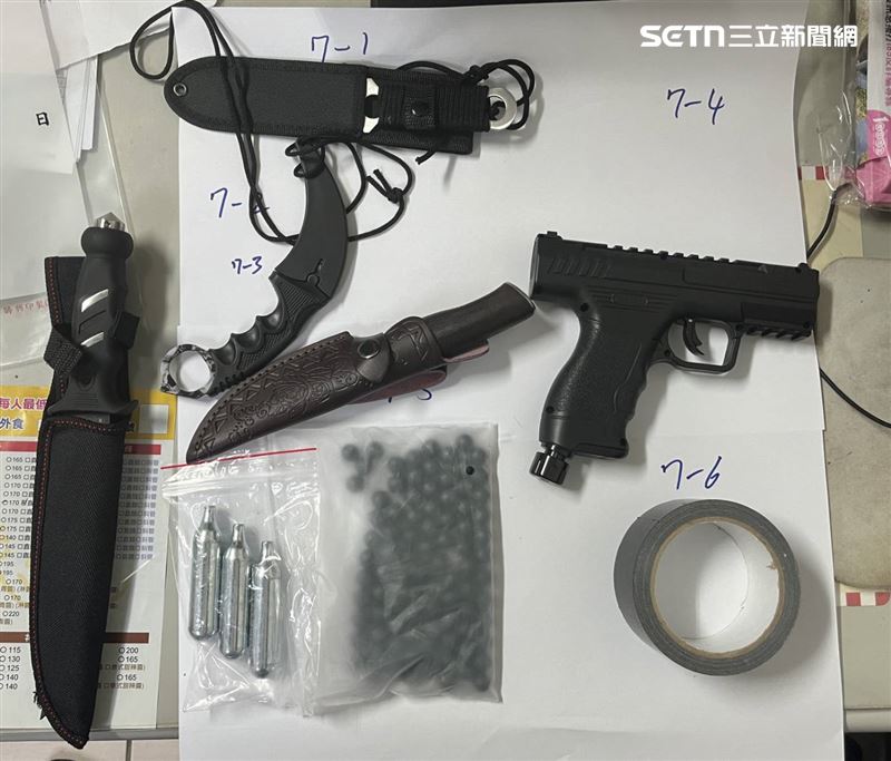 桃園男不爽丟工作「持刀槍假應徵真搶劫」，2警腿部中彈。（圖／翻攝畫面）